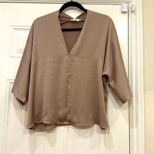 R Label The Reset Satin V Pullover Top